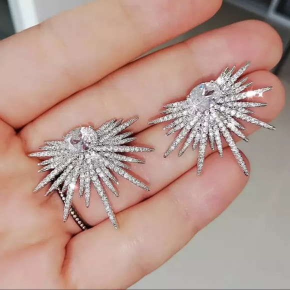 New Women’s Beautiful Diamond Earrings New - Picture 3 of 5